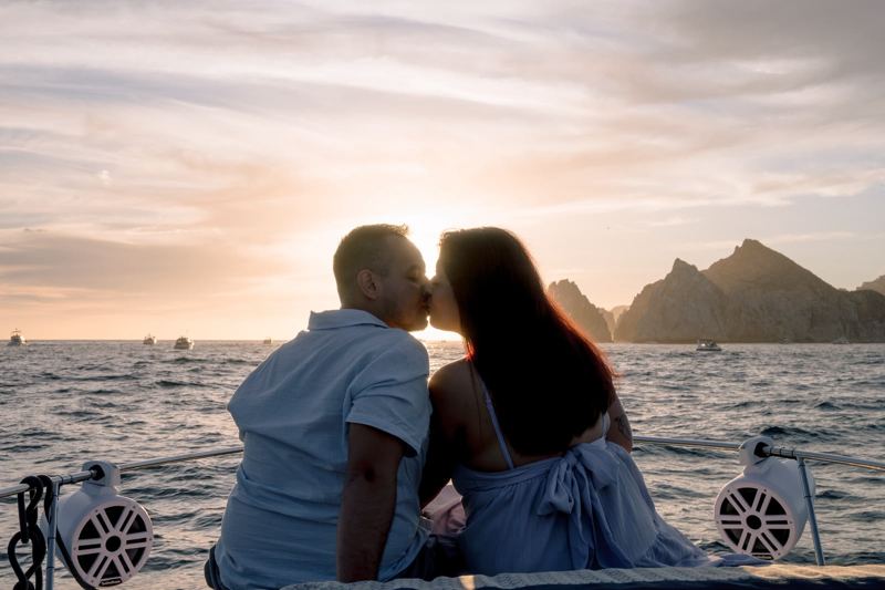 Areli y Toño se besan al atardecer en un velero